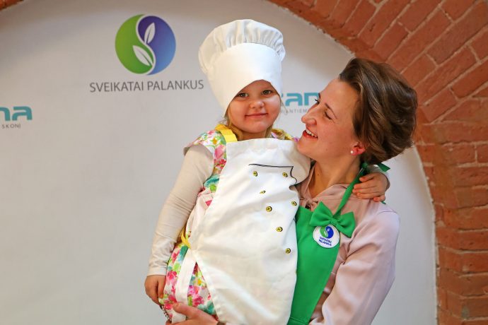 KĄ VALGYS DARŽELIUOSE IR MOKYKLOSE MŪSŲ VAIKAI?